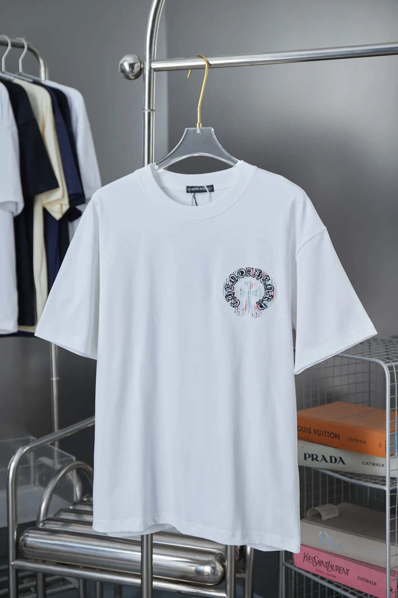 🅿️200 Ch*ome Hearte 25SS early spring new style Contrasting color rainbow five-strand Crow heart short sleeves Light luxury essential item for daily commuting for men and women Correct version Welcome to compare Detailed features · 320g 100% pure cotton double yarn jersey fabric · Custom dyed in the same cylinder, special thickened 32 double-strand 1X1 threads · Imported Tajima machine embroidery unstranded thread 🧵 Mixed embroidery · Double-needle sewing and cross-seam technology · Original main mark, washed tag, brand moisture-proof paper packaging Color: black/white Size: S/M/L/XL